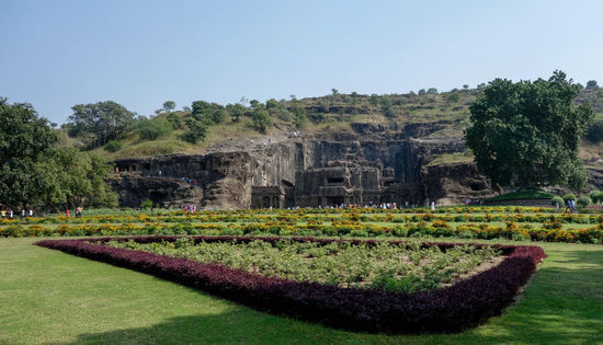Insgesamt 34 Höhlen
Im Zentrum der Kailash-Tempel(Nr.16)
rechts davon die buddhistischen Höhlen (1-12), dann folgen die
hinduistischen (13-29) und ganz links die Jainistische Tempel (30-34)