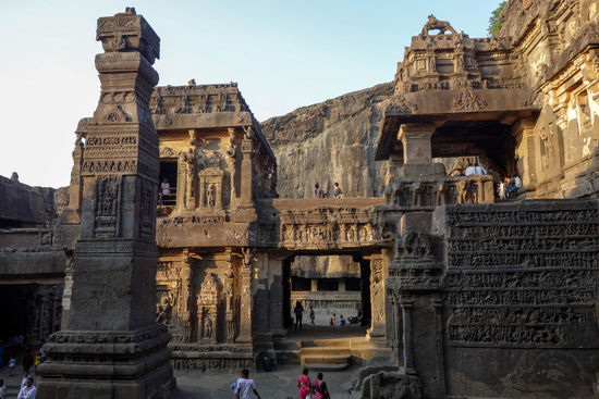 Ich habe diese Höhlentempel 3 Tage besucht. Am letzten Tag war ich morgens um 7 Uhr der erste Besucher. Näheres findet man ja im Reiseführer, hier ein paar Fotos dieser erstaunlichen Anlage.