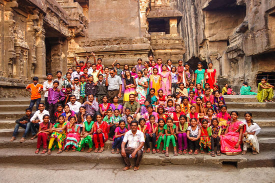 wohl eine Schulklasse, als ich mich zu dem Lehrer stellte, der da fotografierte, setzte sich dieser nach dem fotografieren zur Gruppe und diese blieb zu meinem Erstaunen sitzen, damit ich noch ein Foto machen konnte. Als ich mich danach verbeugte musste ich einige Hände schütteln. Eine einzige dieser jungen Damen im Winter in einem deutschen Bus und die Frage ob man farbenblind ist dürfte geklärt sein 