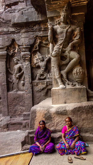 auch diese Damen liesen sich bereitwillig fotografieren und verschönten mir das Motiv im Innenhof des Kailash-Tempels