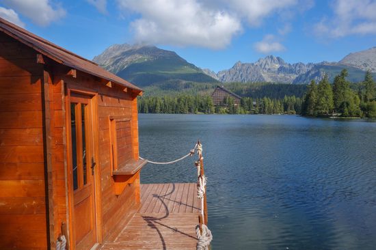 Im Hintergrund ein Wellness-Hotel für gehobene Ansprüche