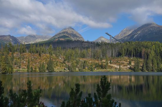 Die Sprungschanze der Nordischen Skiweltmeisterschaften 1970
Ich habe die Schanze meist aus den Fotos herausgehalten. Aus der Ferne betrachtet kommt mir Erich von Däniken in den Sinn – Startrampe zum Heimflug für Außerirdische. Meine Hochachtung allerdings vor dem Mut der Skispringer!