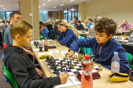 Am Nebenbrett zwei vielversprechende Jungtalente
links der 10jährige Kostolansky Lukas(Elo 1984) gegen den 11jährigen Oglaza Oskar(2110), beide belegten bei der Jugend-WM in ihrer Altersklasse vordere Plätze. An so junge Spieler muss man sich mehr und mehr gewöhnen.