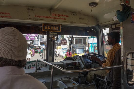 unterwegs im lokalen Bus von Tirupati nach Sri Kalahasti