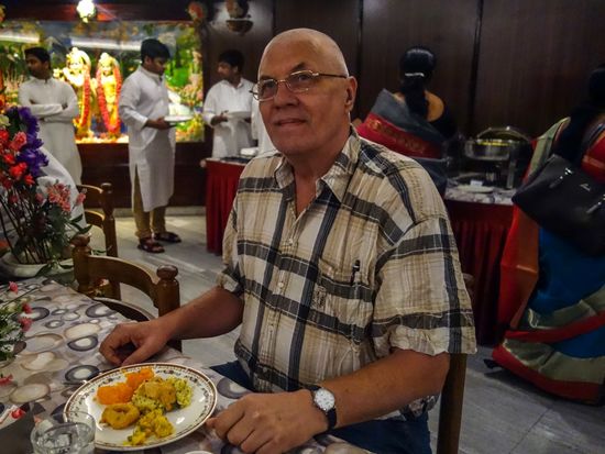 Beginne ich mal mit dem Frühstück. Inhaltlich kann ich das indische Frühstück nicht vom Mittagessen unterscheiden. Pongal, Tomato Kitchido, Vada, Rava Kesari... ich kann mir das nicht merken, da ist ein Büffet hilfreich.