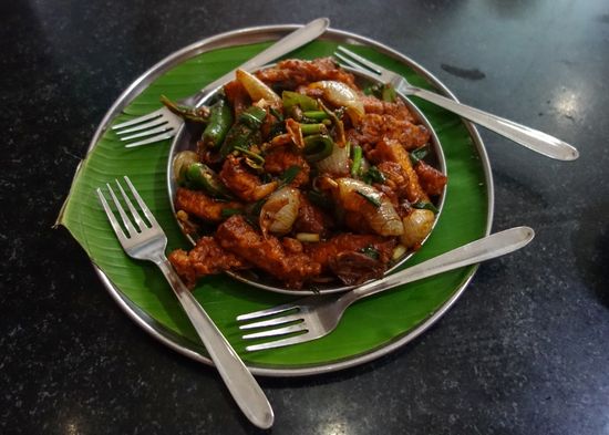 ich bestelle „paneer finger chilly“ und bekomme es mit 4 Gabeln serviert
übrigens rein vegetarisch, Paneer (bzw. Panir) ist ein indischer Frischkäse dem Tofu ähnlich,und obendrauf das sind Zwiebeln