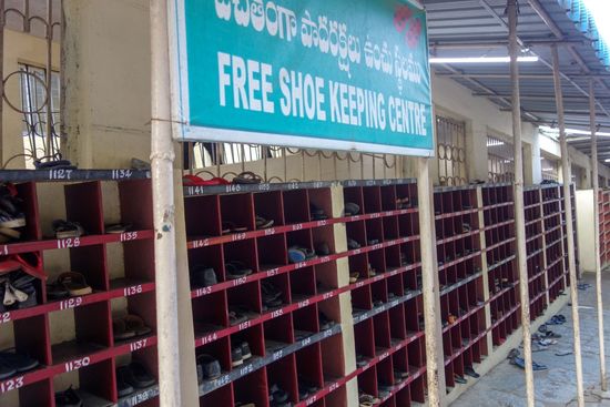 Hier eine Schuhabgabe in Tirumala. Normalerweise sieht das nicht so geordnet aus