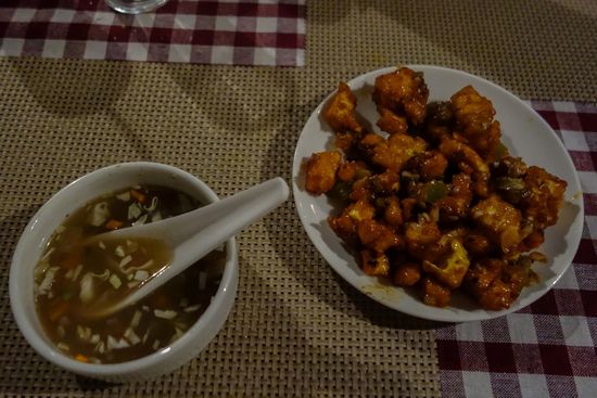 Das Hare Krishna Restaurant verdient auch einen pluspunkt was den Geschmack betrifft. Hier „manchurian vegeterian soup + chilli paneer“. Der Fotoapparat wurde mir beim Eintritt zwar nicht abgenommen, fotografieren ist im Tempel aber nicht erlaubt. Etwas störend sind die Spenden-Anfragen für geplante Bauprojekte. ISKCON-Tempel gibt es scheinbar auf der ganzen Welt.