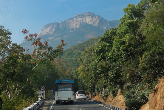 Es geht hoch nach Tirumala, man ist da so eine Stunde unterwegs. Die Busse fahren in Tirupati ab bevor alle Sitzplätze belegt sind, so daß es kein Gedränge gibt. Auf dem Hinweg müssen an einer Kontrollstation alle aussteigen und das Gepäck wird wie am Flughafen (oberflächlich) kontrolliert, dient wohl eher zur Beruhigung.