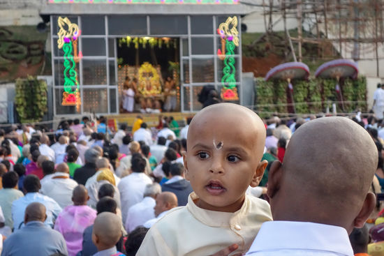 Im weitläufigem Tempelvorplatz sieht man recht häufig diese Frisur, manchmal sogar bei allen Familienmitgliedern.
