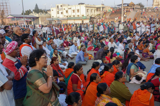 Jeden Abend gegen 17:00 beginnt eine längere Zeremonie. Zu Beginn wiegen Priester eine an Seilen aufgehängte goldene Statue Sri Venkateswara's hin und her während dessen die Zuschauermenge zunimmt