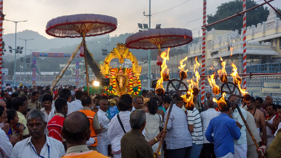 ….die nach einem längeren Rundgang, der von vielen „Govinda“-Rufen begleitet ist, wieder am Tempelvorplatz angekommt. Die vergoldete Statue wird in einen anderen Raum als zuvor geführt.