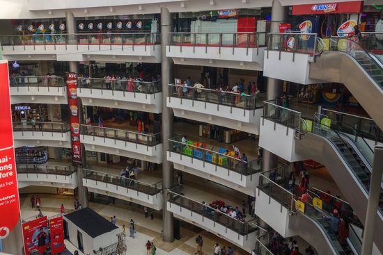 ... entstehen auch Einkaufszentren wie das „Forum“ an der Metrohaltestelle Vadalpani.