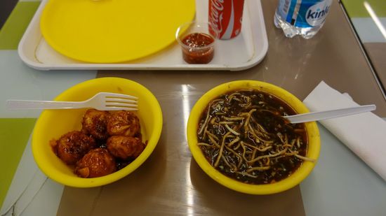 Ich kam ins Forum weil es beim Chinesen diese würzigen  Momos in verschiedenen Varianten gab. So eine Art Maultaschen, die ich in der vegetarischen Form kaum von einem nicht-vegetarischen Gericht unterscheiden konnte. Dazu noch eine Suppe.