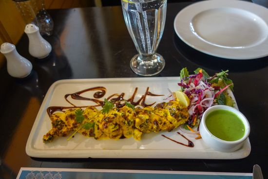 In der grossen Stadt findet man natürlich auch Lokale wie in Europa, hier ein Hähnchen-Gericht zum Abschluss meiner Zeit in Chennai.
Meist wählte ich vegetarische Mahlzeiten, vielleicht auch bedingt durch das Klima aß ich abends wenig. Solche Reisen sind eine gute Möglichkeit abzunehmen, da darf man aber kein all-inclusive buchen.