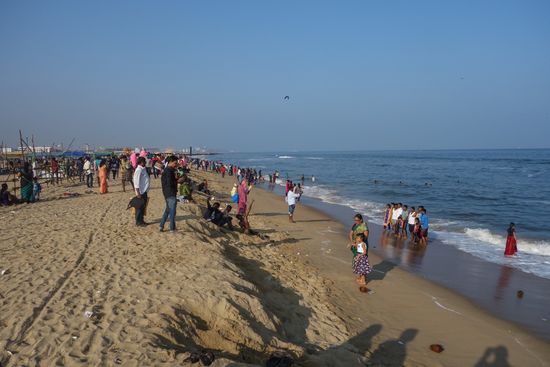 Einer meiner Fahrten führte mich ans Meer. Marina Beach - eine lange Sandküste, Imbiss-Stände, Spaziergang am Meer und den Wellen ausweichen, oder auch nicht. Die Wellen können heftig sein, mit schwimmen war da nicht viel.