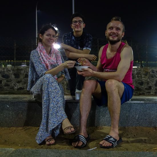 Internationale Besetzung : Timur's Freundin Anna aus Russland, in der Mitte Bekhzod, der als 15-jähriger allein aus Usbekistan angereist war. Dann Timur, amtierender Weltrekordhalter im Blindsimultan (48 Bretter), ein Abenteurer nicht nur auf dem Schachbrett. Nach dem Turnier ging es bei ihm in Sachen Schach weiter nach Singapore, Australien und Bangkok.