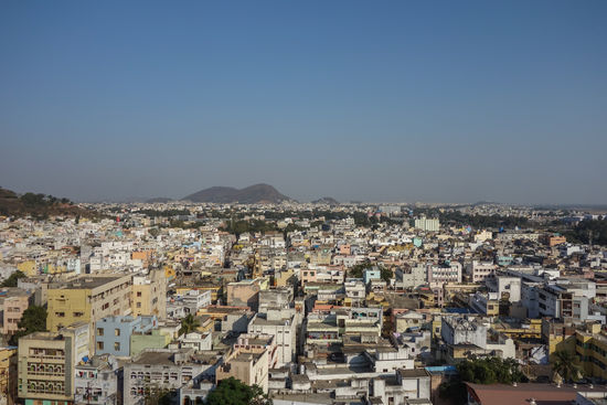 Amaravati soll als Hauptstadt von Andhra Pradesh zu einer modernen Metropole ausgebaut werden. Die Region besteht aus 30 Dörfern zwischen den beiden Städten Vijayawada und Guntur. Hier der Blick auf Vijayawada im Jahr 2018. Pläne im Internet für die Hauptstadt sehen recht futuristisch aus.