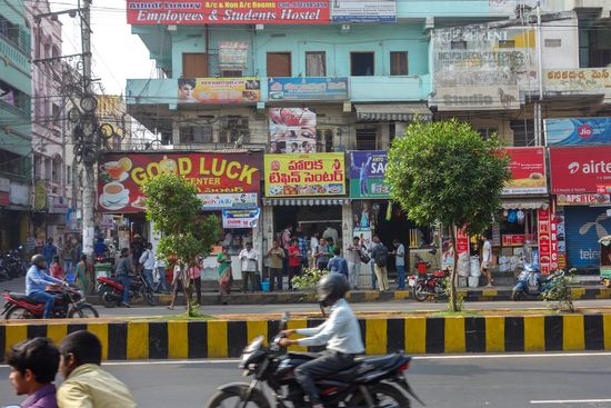 Die Straßen sind in einem guten Zustand, inklusive Fußgängerwege. Gottseidank gibt es hier nur selten diese Speedbreaker. Oftmals sah ich in der Stadt Streetfood, wie hier auf der Straßenseite gegenüber, für Europäer etwas ungewohnt im Stehen zu Essen.