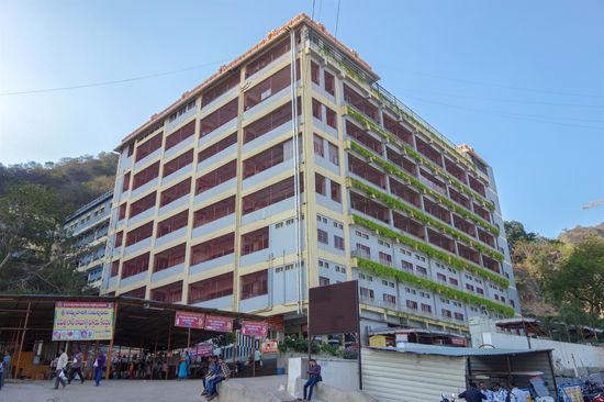 Der bekannteste Tempel in Vijayawada befindet sich auf diesem Gebäude. Mit dem Fahrstuhl geht es 7 Stockwerke hoch, erst dann kam ich zum Eingang des Durga-Tempels. Am Tag zuvor war der Tempel geschlossen wegen "blood moon". Eine seltene Konstellation bei der die Erde zwischen Sonne und Vollmond steht, der Erdschatten bewirkt eine rötliche Färbung des Mondes.