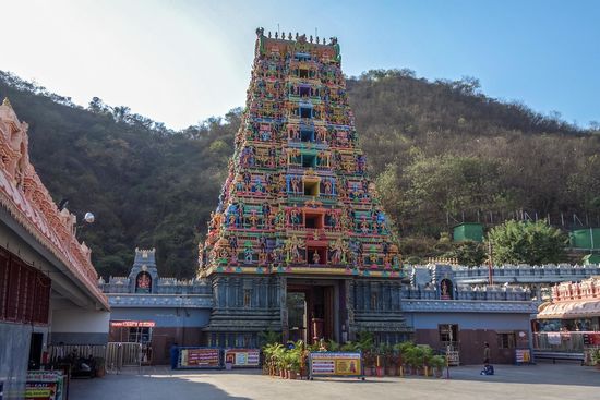 ...oben auf dem Dach dann der Eingang in den Durga-Tempel. Die Göttin Durga ist eine weitere Erscheinungsform der höchsten indischen Göttin Devi. Ähnlich wie die Göttin Minakshi in Madurai. Durga wird oft mehrarmig dargestellt auf einen Tiger reitend. Innerhalb des Tempels durfte man nicht fotografieren. Wie so oft erschien Jemand der mit mir den Gang durch den interessanten Tempel machte, in diesem Fall eine Inderin mit gutem englisch, ihr Sohn arbeitet in den USA. Innerhalb des Tempels war ein Baum, wenn ich mich recht erinnere war er etwas verwachsen mit dem Gebäude. Vor dem Baum fing meine Begleiterin an sich hinzuknien und zu beten, sie war da nicht die Einzige. Sie meinte, der Baum ist schon immer hier, die Göttin Durga mag diesen Baum (der Baum zeugt von der Nähe der Göttin).