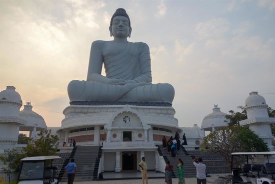 Diese 38m hohe Buddha-Figur wurde erst 2011 fertiggestellt und soll an die buddhistische Blütezeit in dieser Region erinnern.
