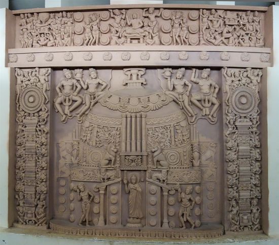 Das Innere der großen Buddhafigur ist begehbar, die Wände sind geschmückt mit Darstellungen aus der buddhistischen Vergangenheit.