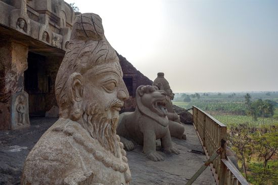 Vom "Balkon" des Höhlentempels aus blicken diese mir etwas fremdartig anmutenden Skulpturen auf die Felder der Bauern. Die Anlage entstammt dem 7.Jahrhundert, ihre Wurzeln gehen noch weiter zurück. Ursprünglich ein Jain-Tempel wurde es mit dem Wechsel der religiösen Dominanz zu einem Buddhistischen Tempel, um letztendlich zu einem Hindu-Tempel zu werden.