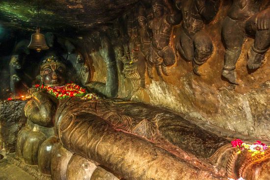 Im Innern des Höhlentempels findet man diese große liegende Vishnu-Figur