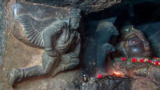 ... um die herum noch andere Figuren geschart sind. Hier ein geflügeltes Wesen!? Das ist Garuda, das Reittier von Vishnu, halb Mensch halb Adler. Oder wie mir ein Inder erklärte "Vishnu's Lufthansa":