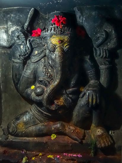 In den Tempeln stoße ich Immer wieder auf Abbildungen des Gottes Ganesha, glücksverheißend, der hat aber auch eine ungewöhnliche Biographie.