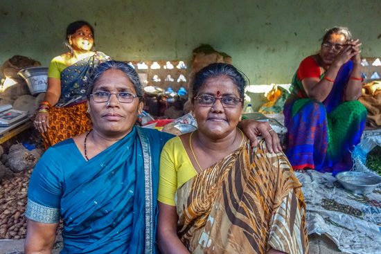 Sie machten keine Anstalten in die Kamera zu lächeln, beim Betrachten der Fotos lernte ich, dass man nicht immer zu lächeln braucht, wenn fotografiert wird.