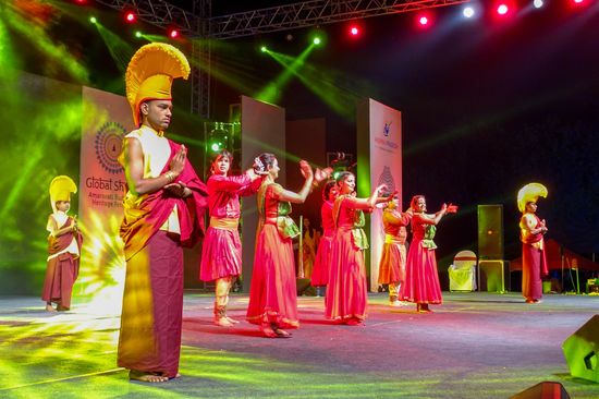 Während das Volk tanzt konzentriert sich der Mönch auf die Innenschau die dann sein Handeln in der äußeren Welt bestimmt