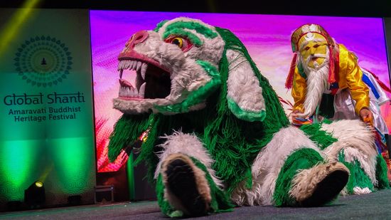 Der Tanz der Schneelöwen basiert auf die Legende eines tibetischen Heiligen der  abgelegen im Himalaya meditierte und sich mit 2 Schneelöwen anfreundete.