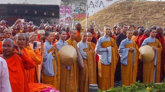 Vorne Nonnen aus Vietnam