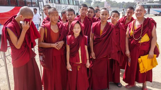 Tibeter aus einem Kloster bei Mysore. Rechts Geshe Lobsang Dhargyal, der Leiter der Truppe....