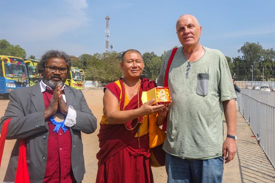 ...  Freude am Schenken   ich bekomme eine kleine Buddhafigur! Herzlichen Dank!
Ganz links Advocat "Bushi", der mich auf einem Tagesausflug begleitete  
