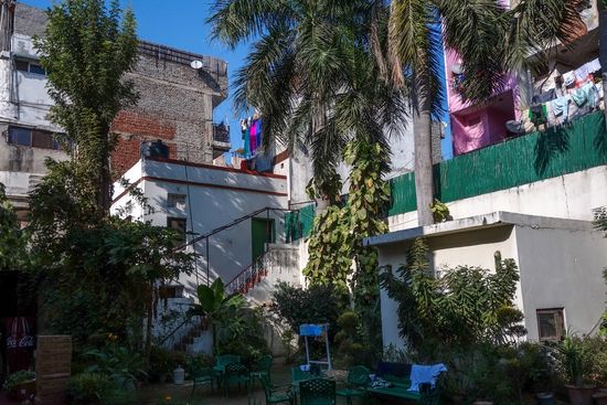 diesmal bin ich im Nebengebäude, hinter der grünen Tür geht es zu meinem Zimmer