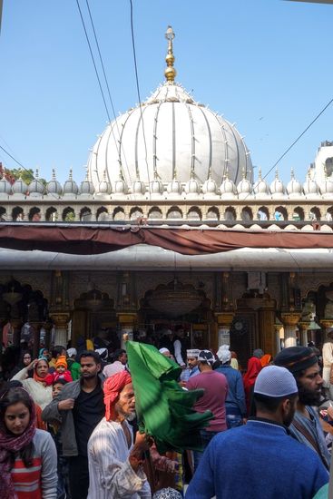 Der Außenbereich rund um das Mausoleum ist gut besucht