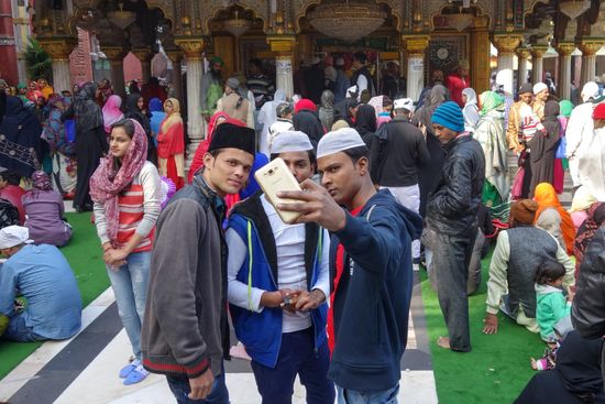 Der Foto-Hotspot vor dem Mausoleum des Nizamuddin Auliya ...ganz link sieht man Frauen in einer Warteschlange stehen …