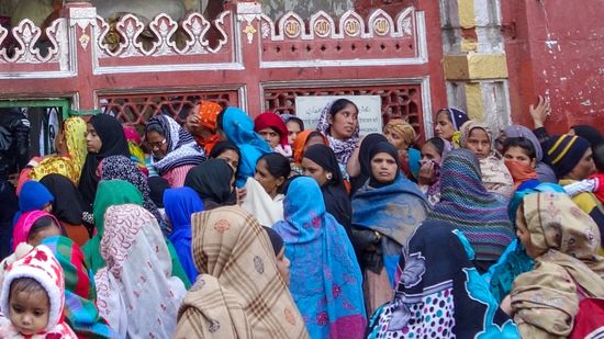 ...habe leider nicht gefragt wofür die Frauen anstehen. Wenn ich das richtig sehe gehen Sie in die Moschee Jamat Kahna Masjid, in der sich auch das Grabmal der Mogulprinzessin Jahanara Begum (1614-1681) befinden soll.