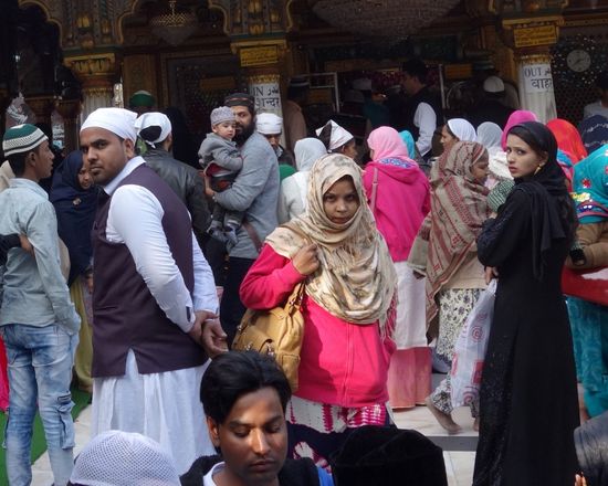 "Oh Khusrau, the river of love
Runs in strange directions.
One who jumps into it drowns,
And one who drowns, gets across."
Gedicht des hier ebenfalls begrabenen Sufidichters Amir Khusrau (1253-1325)