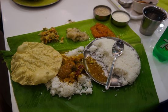 mein erstes Abenteuer – so wurde es serviert, Thali, ein südindisches Reisgericht. Abends  gibt es mehr Auswahl an Gerichten in dieser Art Lokal, mittags sah ich dies aber auf allen Tischen. Ich war der einzige der mit einem Löffel aß. In einer der kleinen Schalen ist süsser Reis. Ständig laufen Leute mit Wasserkrügen und Töpfen herum um Nachschlag zu geben oder auch mal um eine neue Überraschungssoße zu plazieren.
