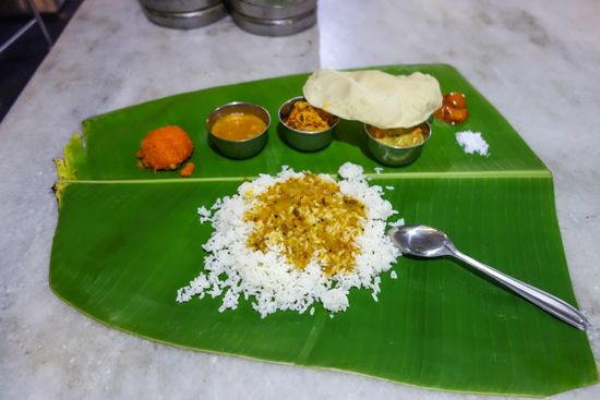 Nocheinmal dasselbe Gericht. das rötliche links oben ist süß, rechts oben sieht man Salz. Als Getränk Wasser.  Das ganze für 1,40Euro - man zahlt hier wirklich indische Preise