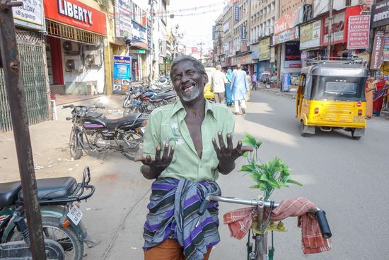 Am 1.Tag nur Superfreundliche Leute, dieser Rikschafahrer verhalf mir aber wieder zu einem "Grounding". Eine echt schwierige Verhandlung als es ans Bezahlen ging, hatte zu Beginn der Fahrt keine klare Abmachung über das  wohin getroffen. Während  der Fahrt war noch ein Schneider aufgesprungen, der mir seine Dienste anbot und alsbald  ging es in einen Antiquitätenladen. Irgendwann sagte ich dann "stop". Gegenüber Jenen die mir Ihre Dienste anbieten versuche ich freundlich zu bleiben, lasse mich aber nicht auf ein Gespräch ein. "where do you come from?"