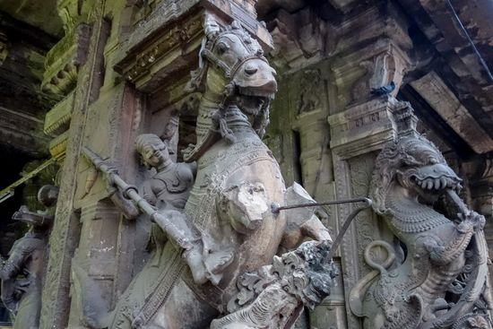 Gegenüber  dem Tempel entdeckte ich ein Gebäude das vielleicht früher zum Tempel gehörte und in dem es eine Art Basar gab, darin auch viele Schneider