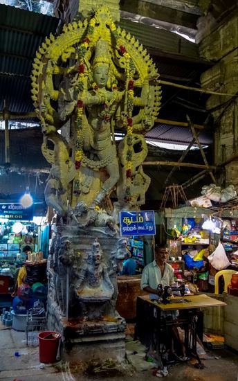 ein Schneider mit ungewöhnlichem Arbeitsplatz