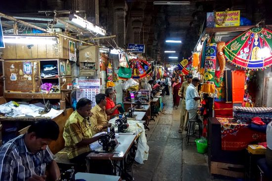die Straße der Schneider. Man kann Maß nehmen lassen und das gewünschte Kleidungsstück vielleicht schon in einer Stunde in Empfang nehmen