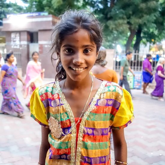 Die Tochter schwirrte wie eine Elfe im Bereich des Tempeleinganges herum