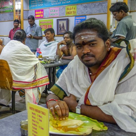 Dieser Herr kam mit seinem Essen zu mir an den Tisch und erklärte mir in gutem Englisch wie ich beim Essen meines Garlic Dosa am besten vorgehe